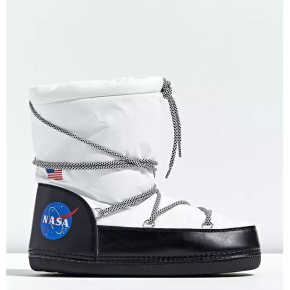 NASA space boot slippers
Size M 9/10 
NWOT never worn - Picture 1 of 11